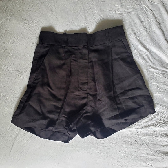 H&M Linen-Blend Shorts - Picture 2 of 9